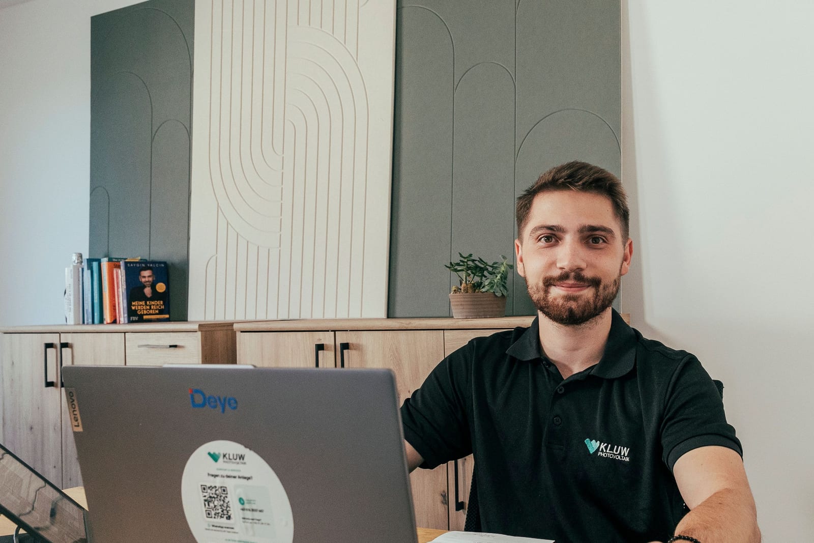 Projektleiter am Laptop im Büro, Werkzeug und Kabel auf dem Tisch