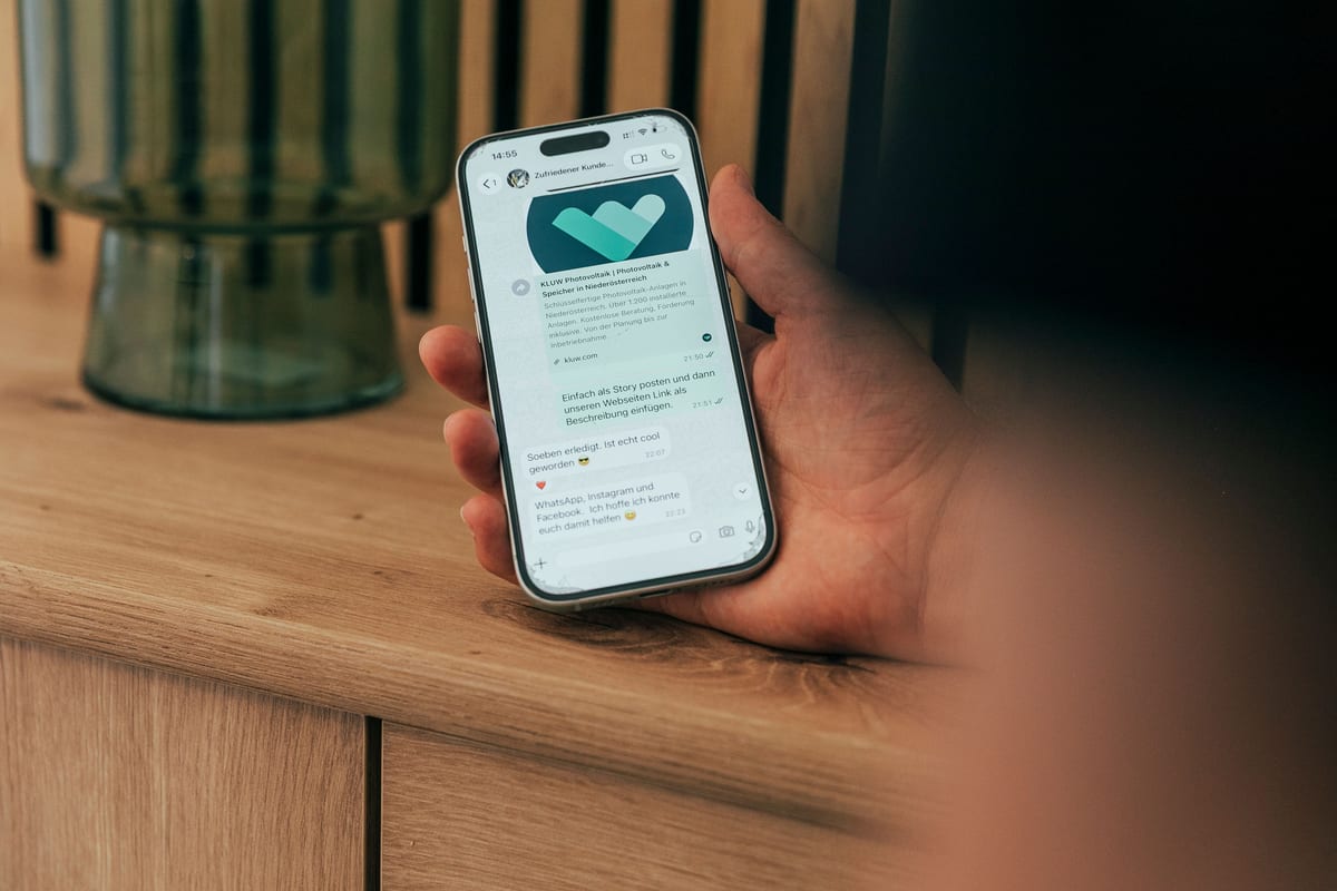 Handy in der Hand, WhatsApp-Chat über das Posten der KLUW-Story