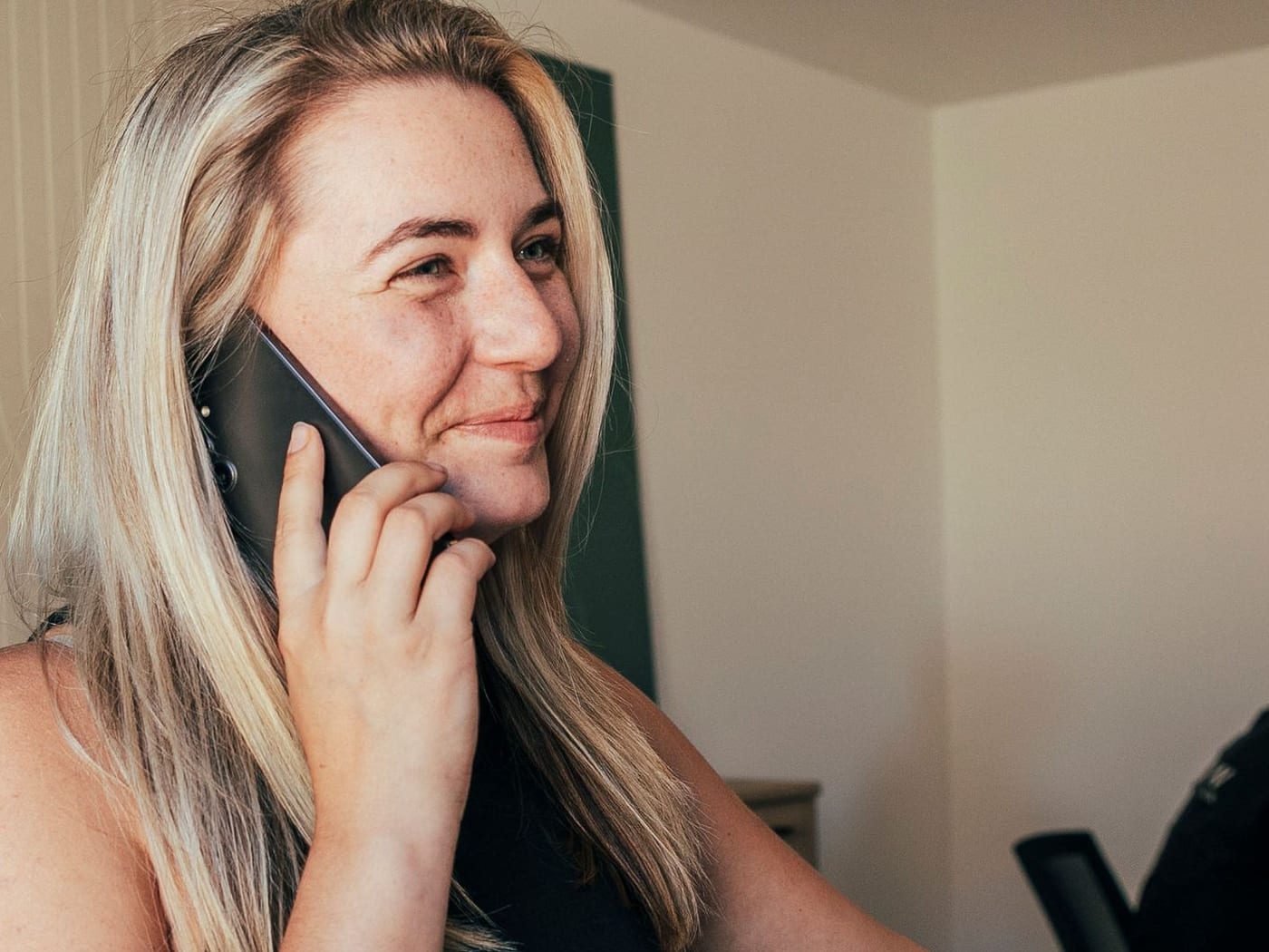 KLUW-Beraterin am Telefon im Büro