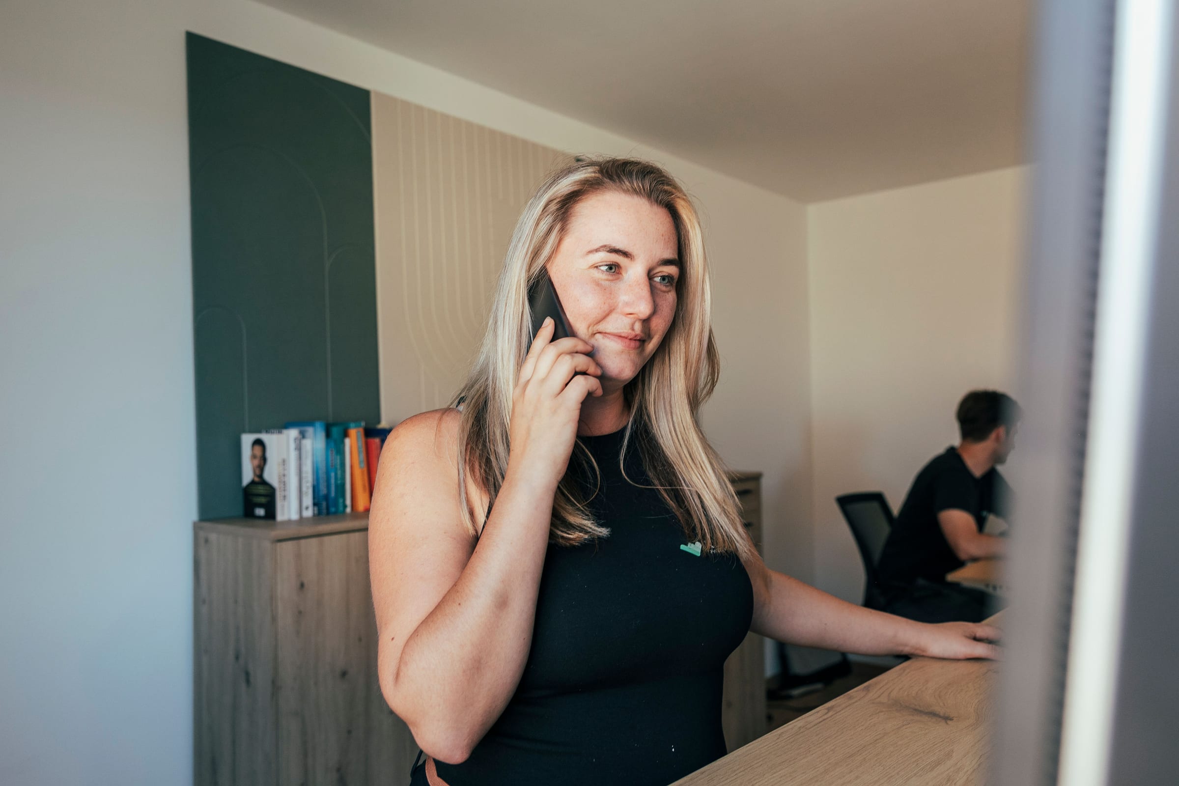 KLUW-Mitarbeiterin am Telefon im Büro