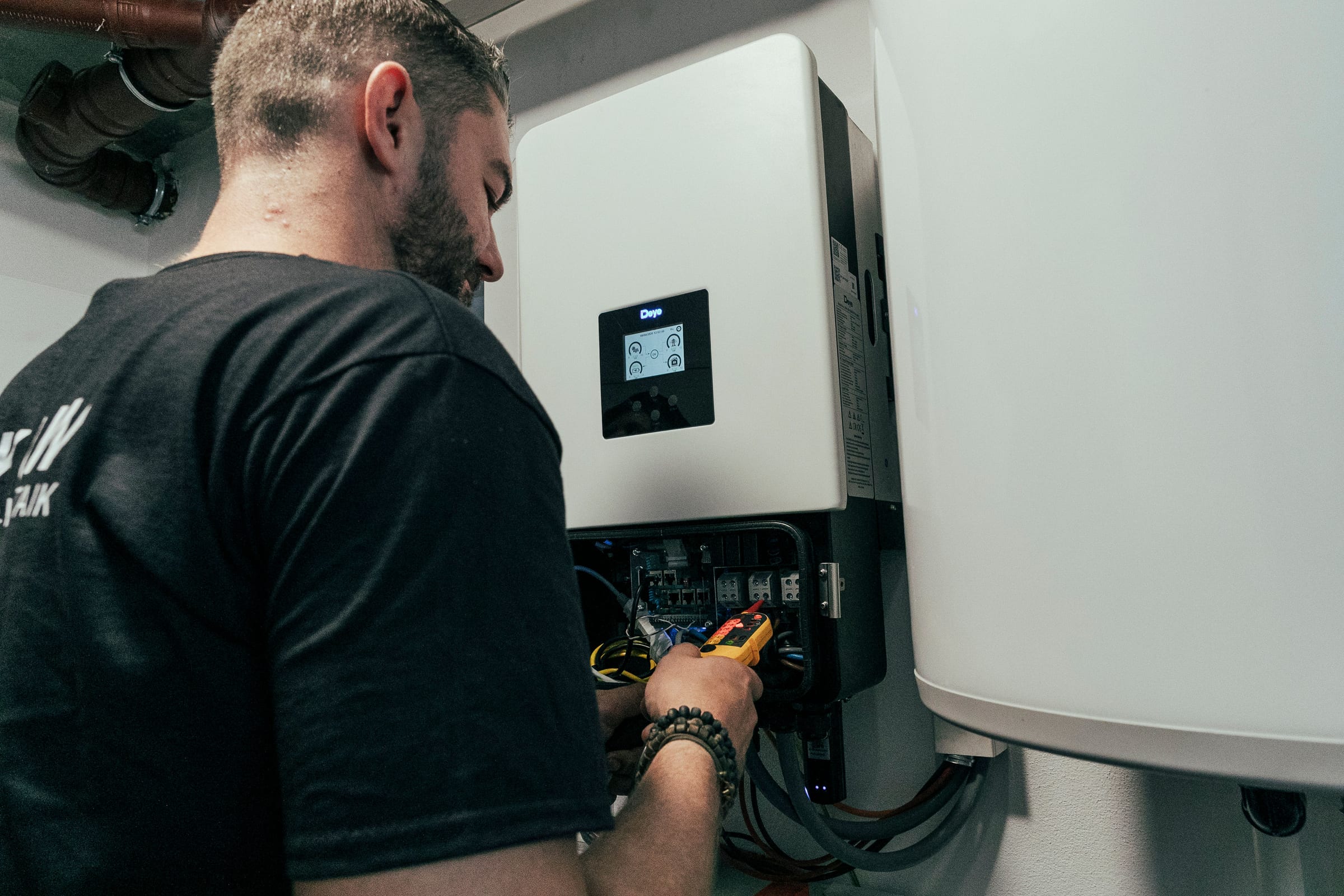 KLUW-Elektriker prüft die Verkabelung am Wechselrichter
