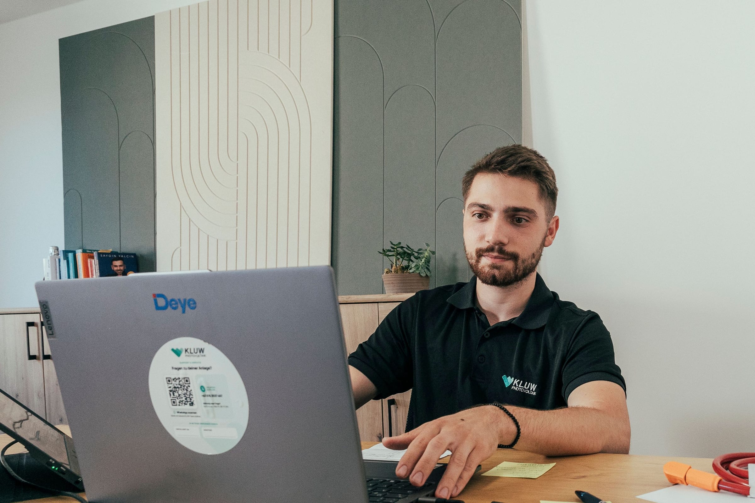 Projektleiter am Laptop im Büro, Werkzeug und Kabel auf dem Tisch