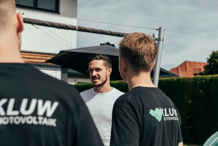 Kunde im Gespräch mit zwei KLUW-Mitarbeitern vor seinem Haus