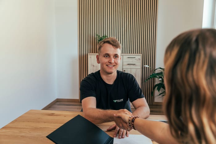 Handschlag über den Tisch nach der Beratung