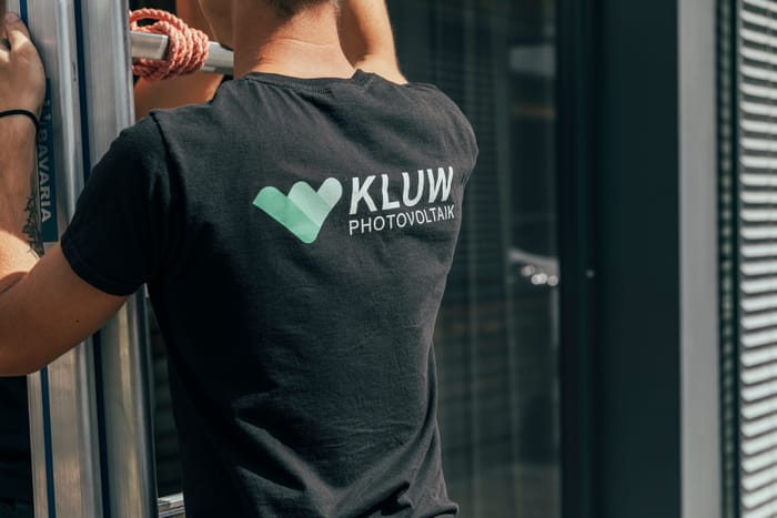 Monteur von hinten mit dem KLUW-Logo auf dem Rücken