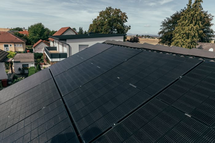 Nahaufnahme von PV-Modulen auf einem Ziegeldach