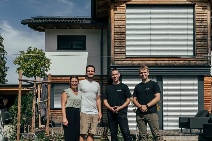 Ein Kundenpaar und das KLUW-Team vor dem fertigen Haus