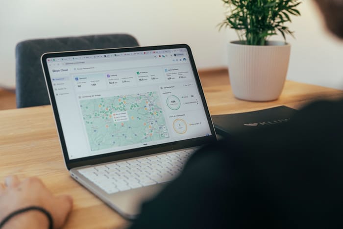 Monitoring-Übersicht aller Anlagen auf dem Laptop