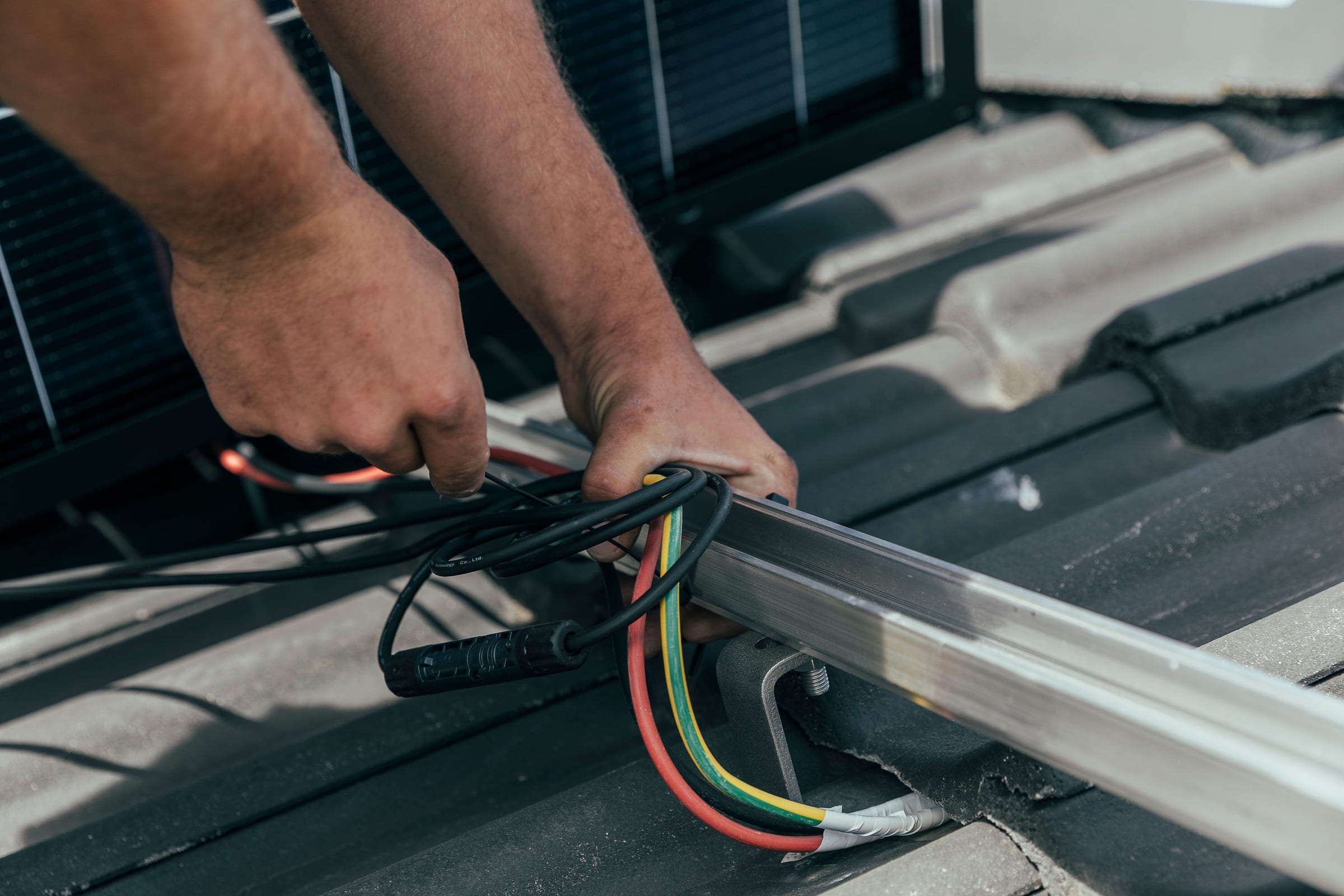 Techniker bei der Endabnahme einer PV-Anlage