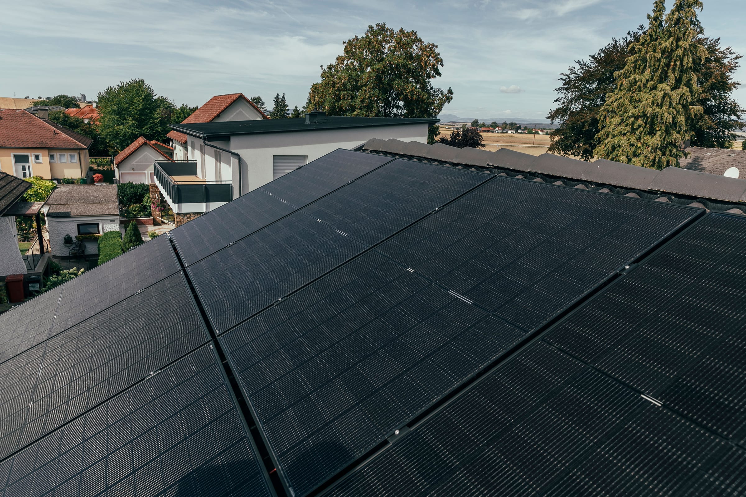 Nahaufnahme von PV-Modulen auf einem Ziegeldach