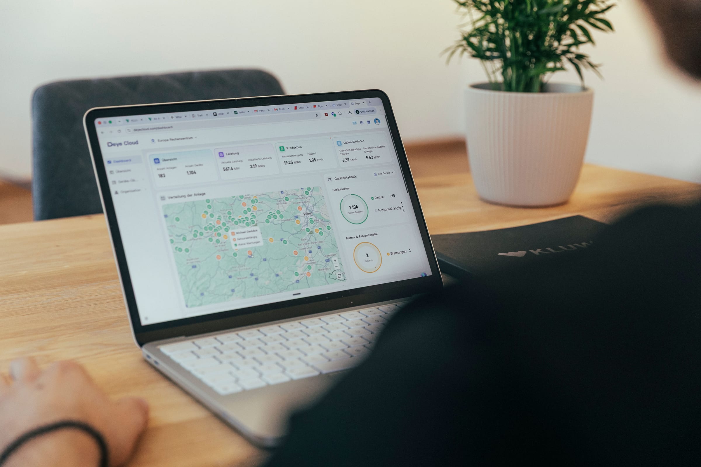Monitoring-Übersicht aller Anlagen auf dem Laptop